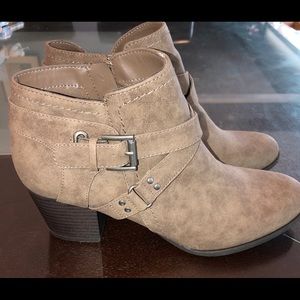 Indigo Rd brown suede booties size 8.5